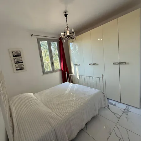 Angelina Front Apartment *