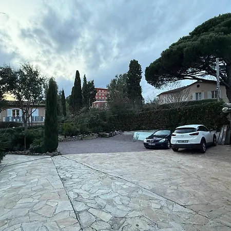 Angelina Front Apartment