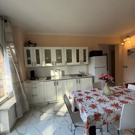 Angelina Front Apartment *
